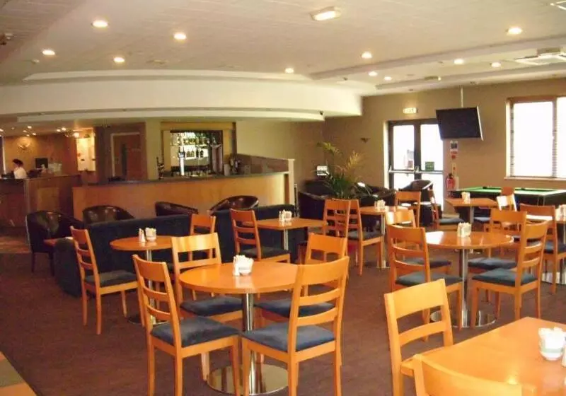 בית מלון כפרי Ibis Rotherham East –