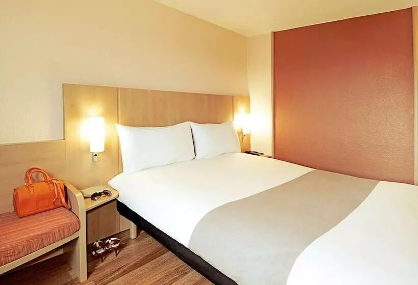 בית מלון כפרי Ibis Rotherham East –