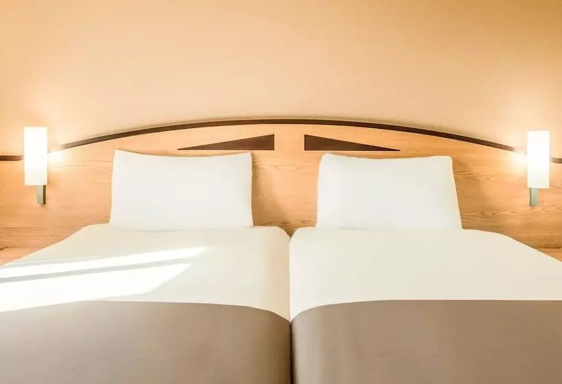 בית מלון כפרי Ibis Rotherham East –