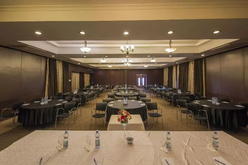 Protea Hotel By Marriott Dar Es Salaam Courtyard