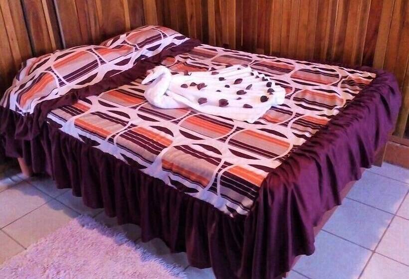 Pensión Y Cabinas Colibrí B&b Costa Rica