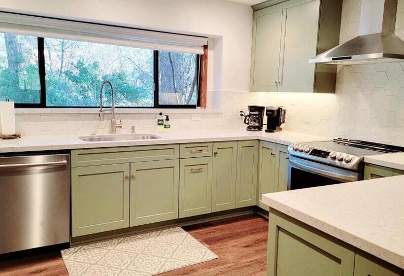 هاستل Silver Pines Lodge