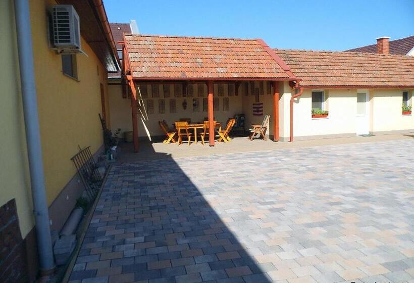 Пансион Eszter Apartman