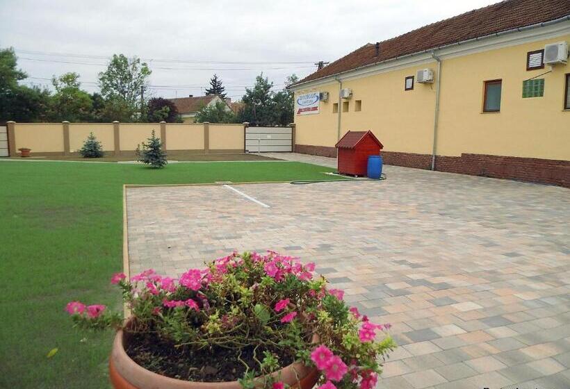 Пансион Eszter Apartman