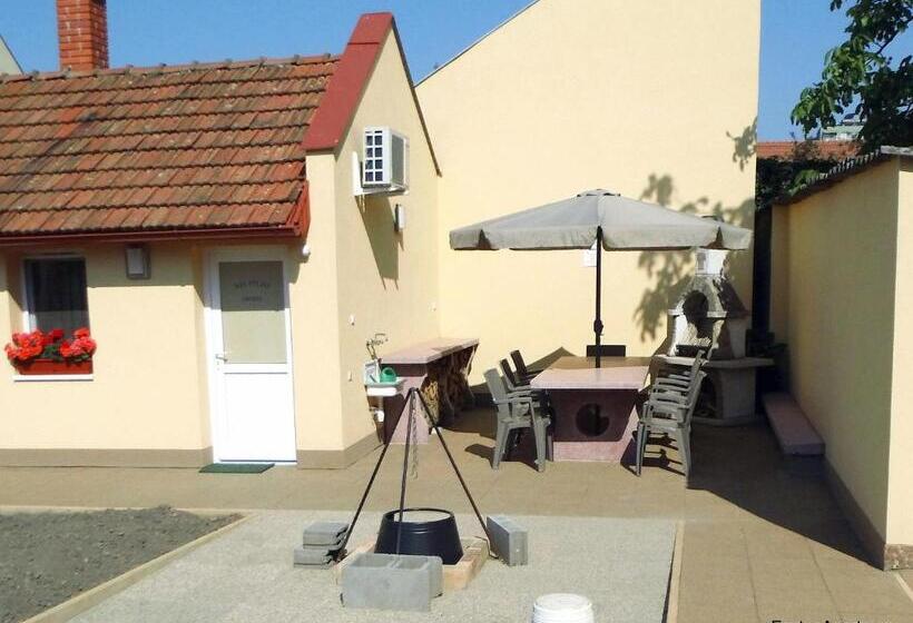 Пансион Eszter Apartman