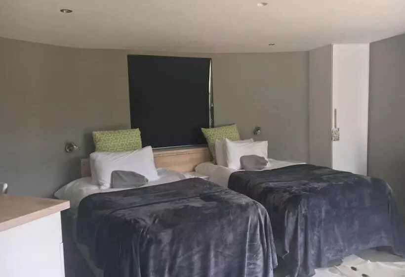 Bed & Breakfast A Stone S Throw Accommodation