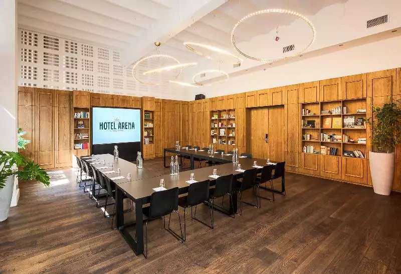 فندق Arena