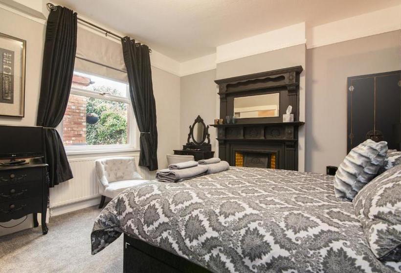 بنسيون The Clayton Guest House