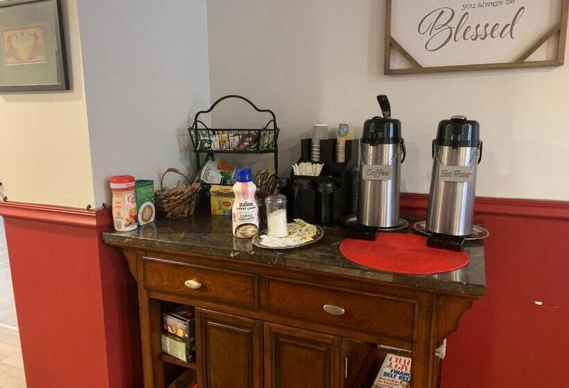 הוסטל Vinehurst Inn & Suites