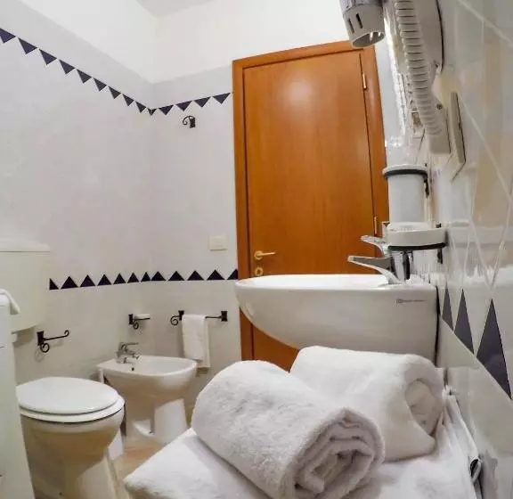 Casale La Fata  Tipico Toscano Immerso Nelle Colline Tra Lucca E Versilia, 6 Appartamenti Indipenden