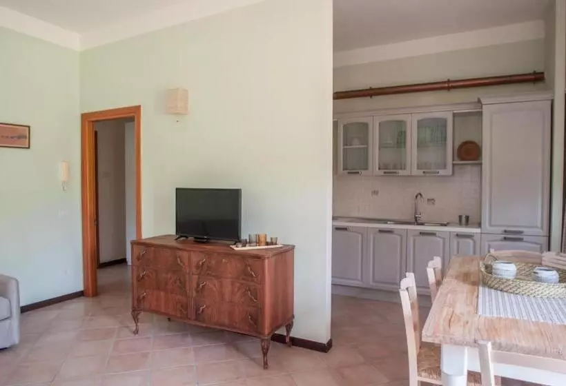 Casale La Fata  Tipico Toscano Immerso Nelle Colline Tra Lucca E Versilia, 6 Appartamenti Indipenden