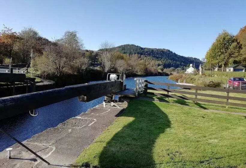 Crinan Canal Cottage No8, Kilmartin