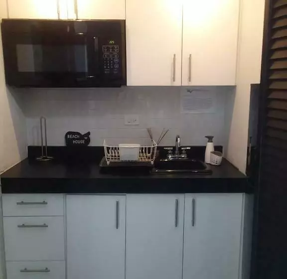 پانسیون Isla Verde By The Beach Guest House