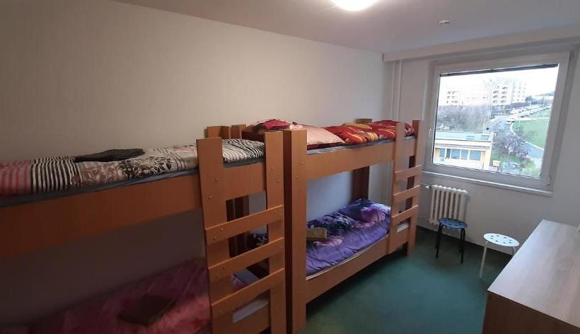 Retkeilymaja Km House černý Most