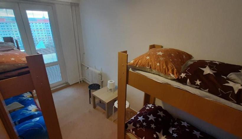 Retkeilymaja Km House černý Most