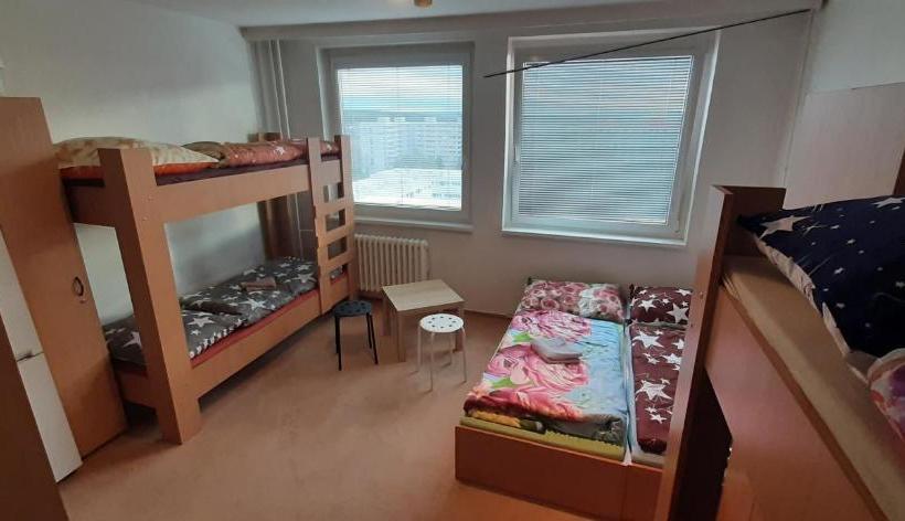 Retkeilymaja Km House černý Most