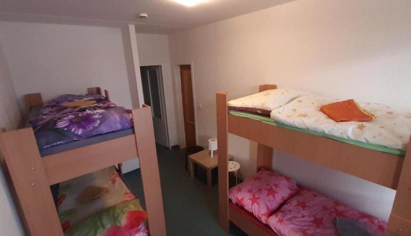 Retkeilymaja Km House černý Most