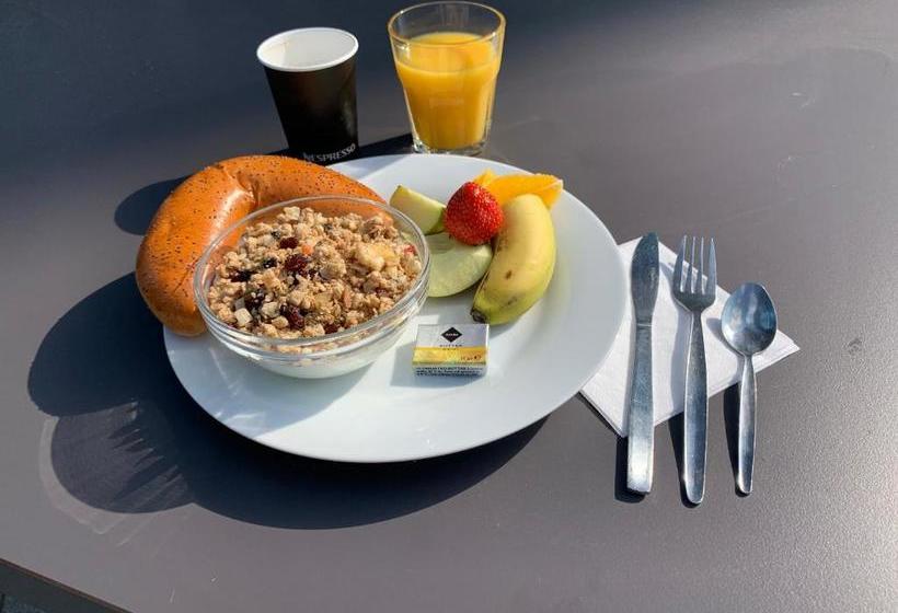 Retkeilymaja Km House černý Most