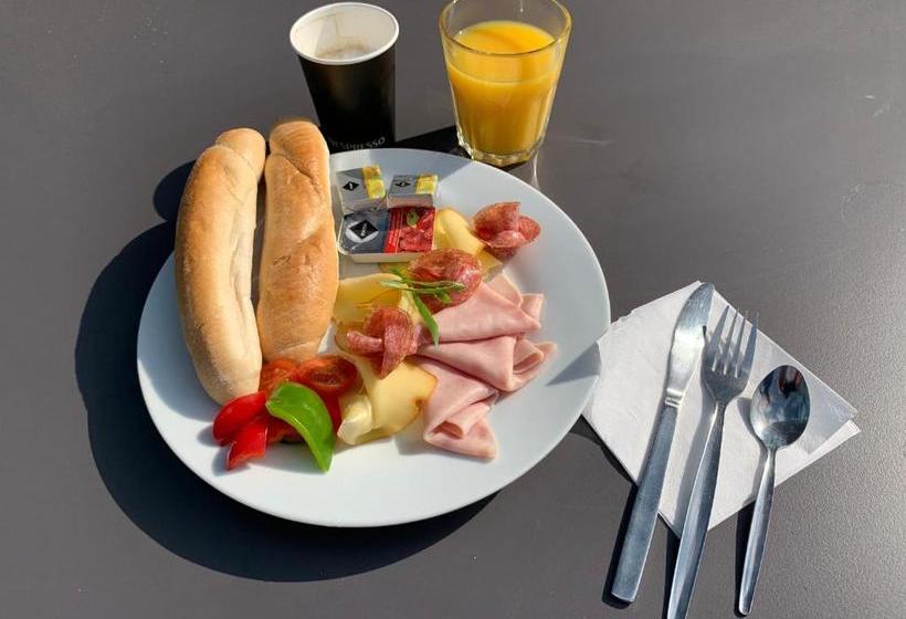 Retkeilymaja Km House černý Most