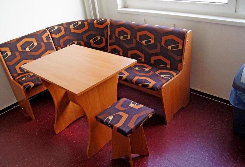 Retkeilymaja Km House černý Most