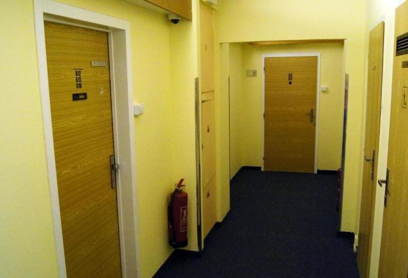 Retkeilymaja Km House černý Most