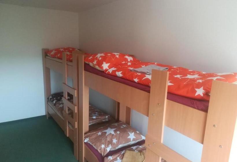 Retkeilymaja Km House černý Most