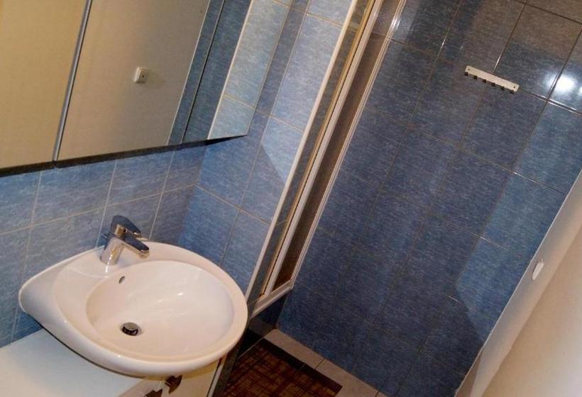 Retkeilymaja Km House černý Most