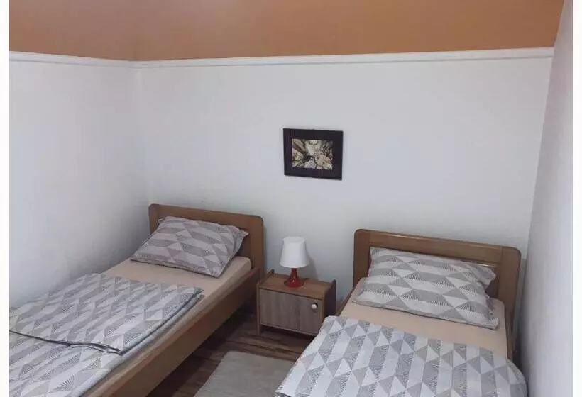 Vila Jelena, Tara