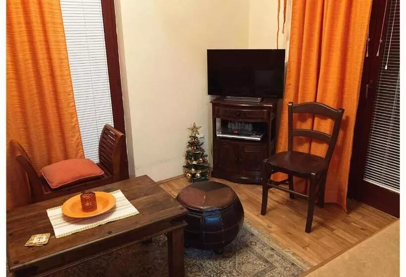 Vila Jelena, Tara