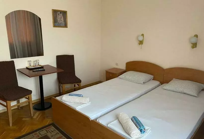 پانسیون Family Hotel May