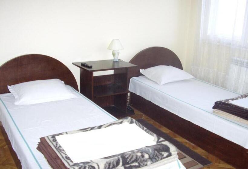 פנסיון Family Hotel May