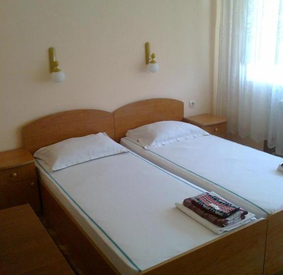 פנסיון Family Hotel May