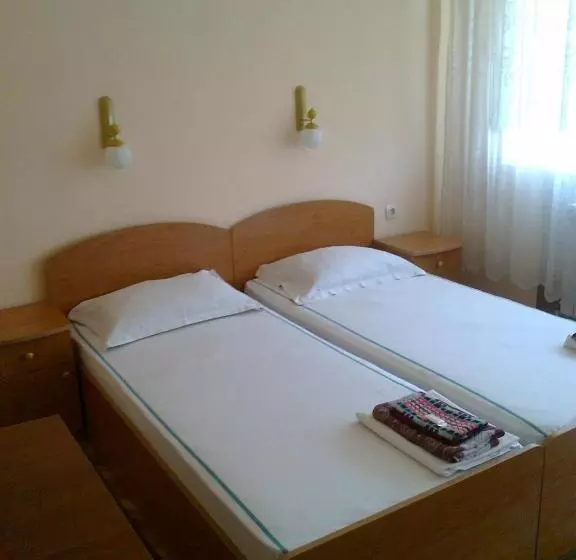پانسیون Family Hotel May