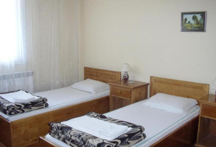 פנסיון Family Hotel May