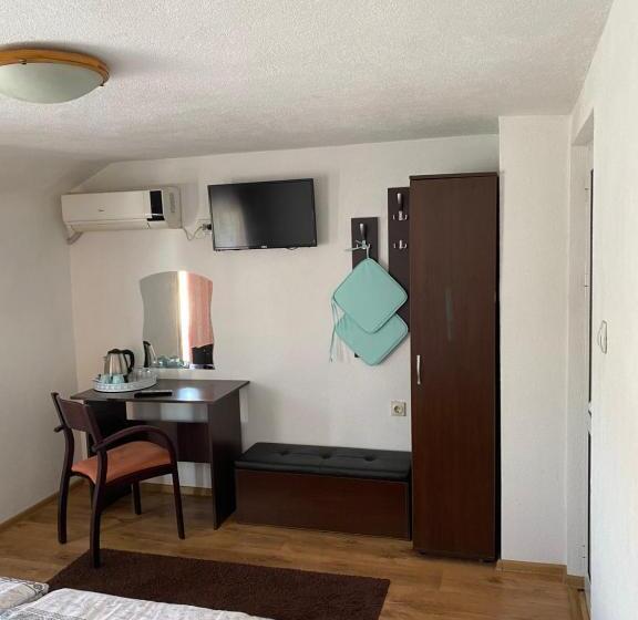 פנסיון Family Hotel May