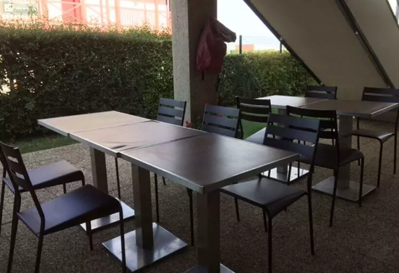 Отель Premiere Classe Niort Est La Creche