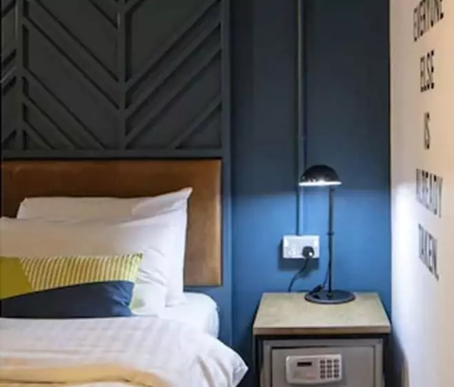 הוסטל Latroupe Jacobs Inn