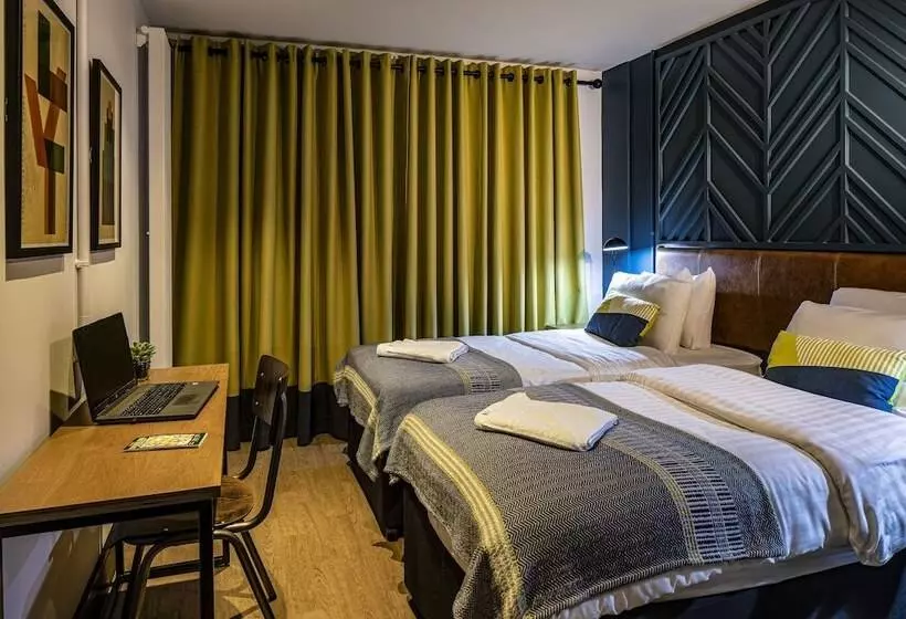 הוסטל Latroupe Jacobs Inn