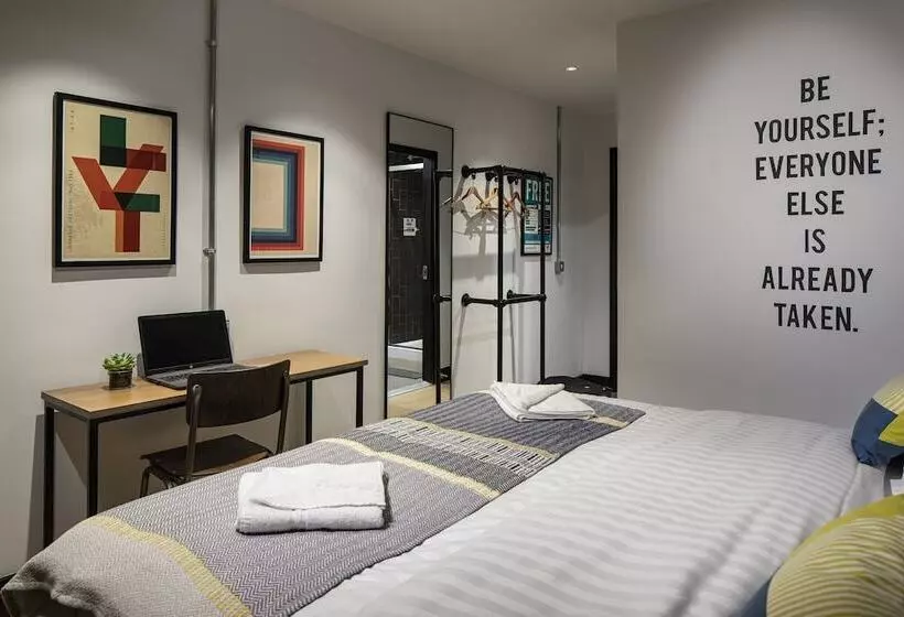 הוסטל Latroupe Jacobs Inn