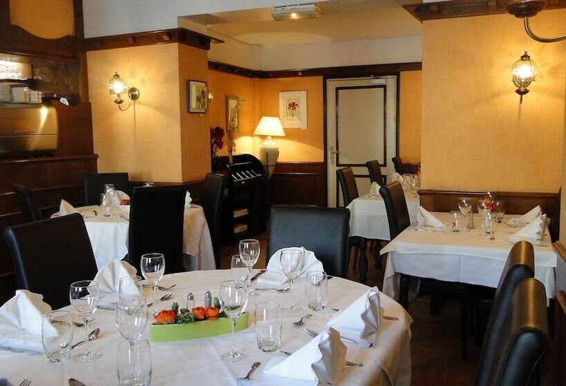 호텔 Logis Hôtel Le Saint Sebastien