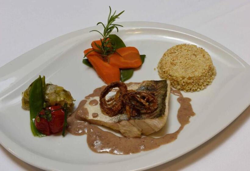 호텔 Logis Hôtel Le Saint Sebastien