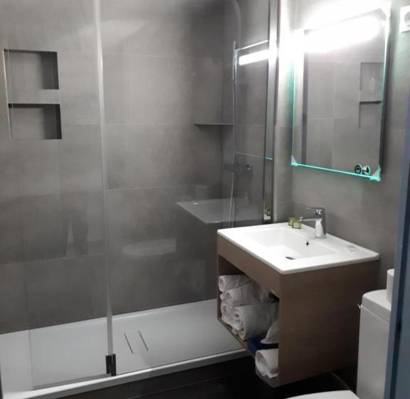 호텔 Logis Hôtel Le Saint Sebastien