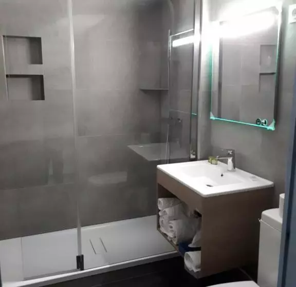 Hotelli Logis Hôtel Le Saint Sebastien