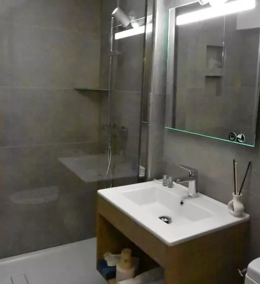 Hotelli Logis Hôtel Le Saint Sebastien