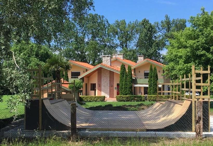 مبيت وإفطار Somo Surfskate Hostel