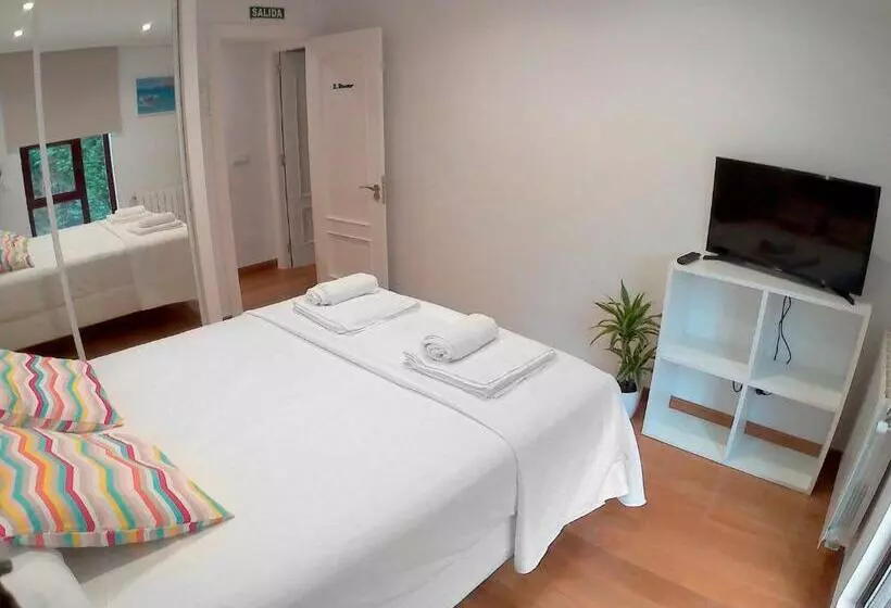 ベッドアンドブレックファースト Somo Surfskate Hostel