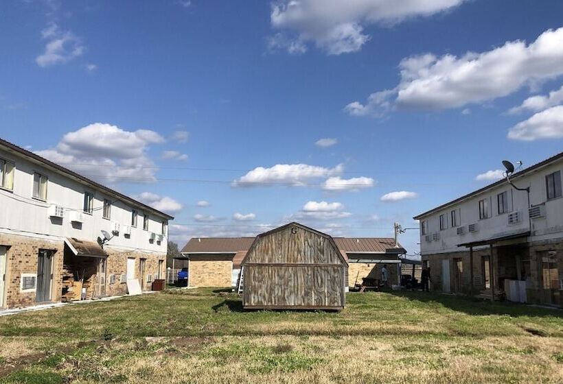 فندق على الطريق Lake Country Inn