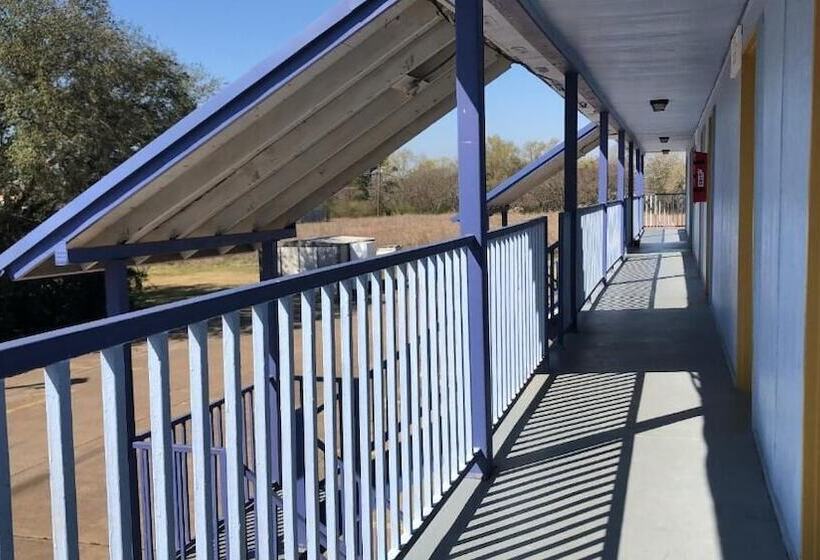 فندق على الطريق Lake Country Inn