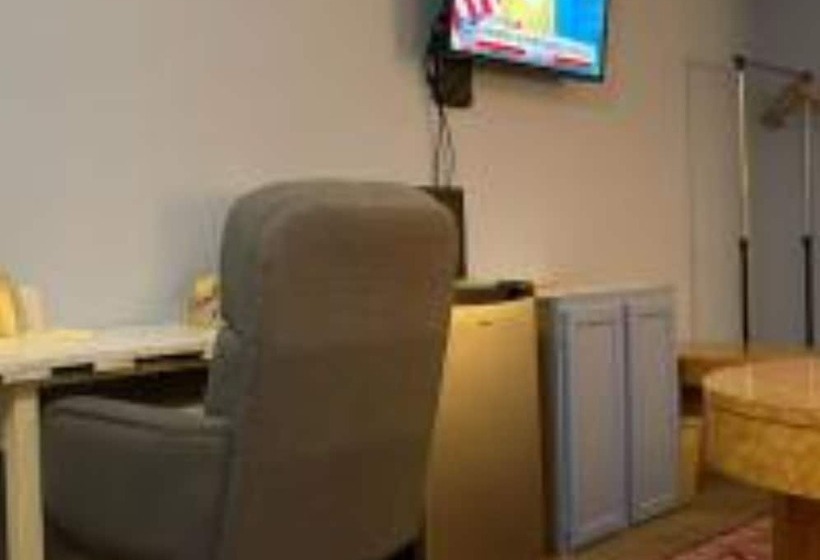 فندق على الطريق Lake Country Inn