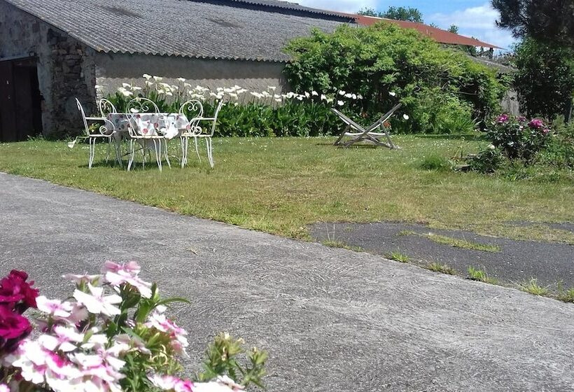 مبيت وإفطار Chambres D Hôtes Le Chateau Rouge